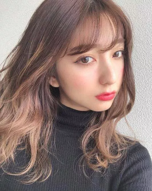 雙層染為一種將頭髮由上而下一分為二，上層（表層）與下層（內層）以兩種顏色搭配